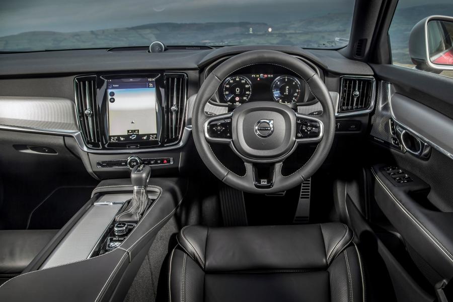 Панель приборов Volvo S90 D5 R-Design 2017 года  (UK) (фото 23 из 30)